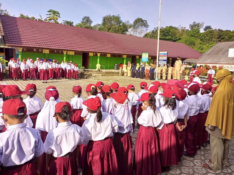 Kepala Desa menjadi pembina upacara di UPTD SDN 1 Bakam