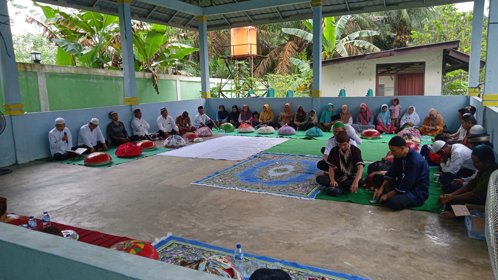 Adat Budaya Nganggung dikantor Desa Bukit Layang dalam memeriahkan Maulid Nabi Muhammad SAW 1444 H