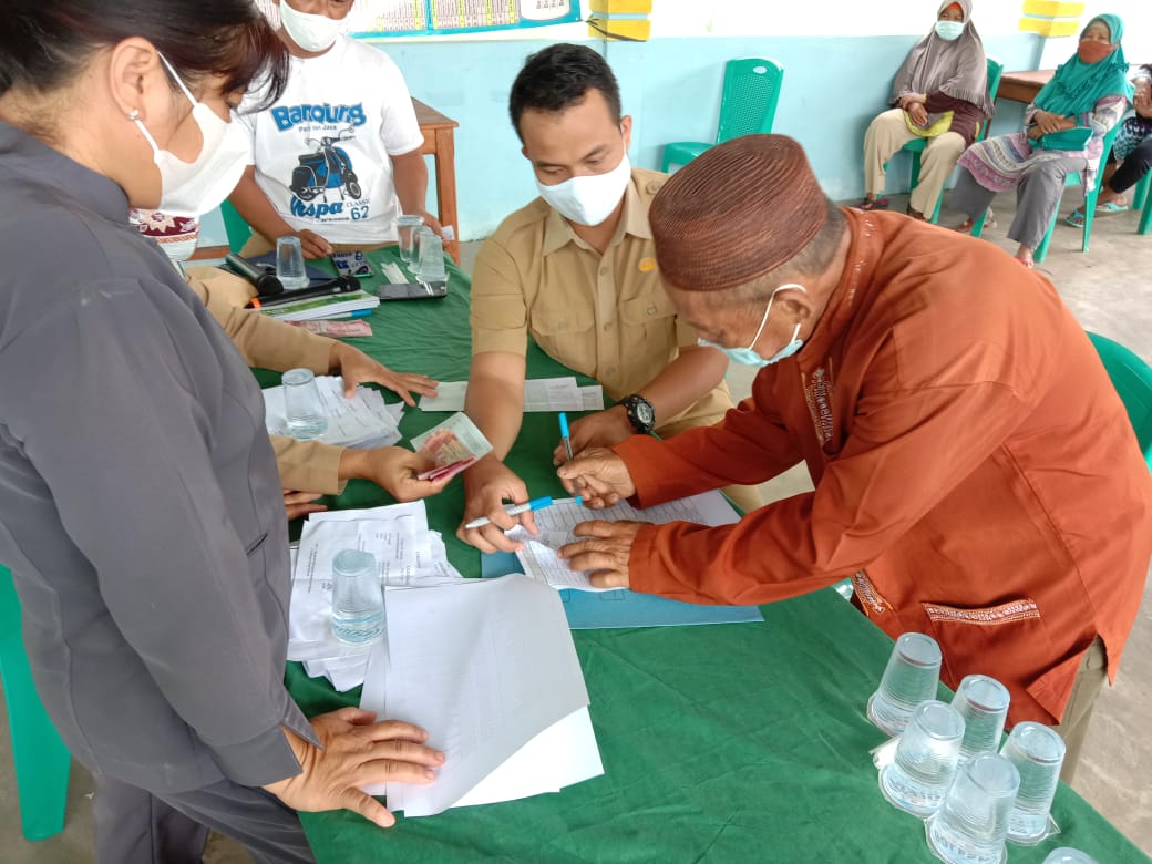 Pemdes Bukit Layang Salurkan BLT Dana Desa Bulan Agustus 2021